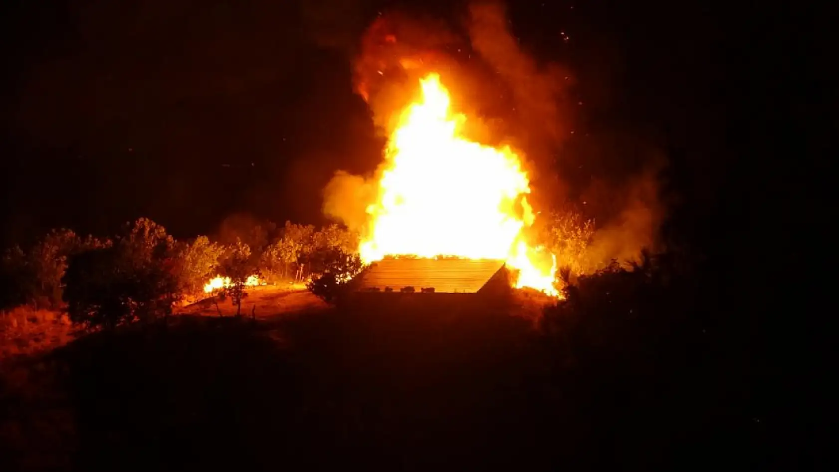 Çanakkale'deki orman yangını devam ediyor: 4 köy tahliye edildi