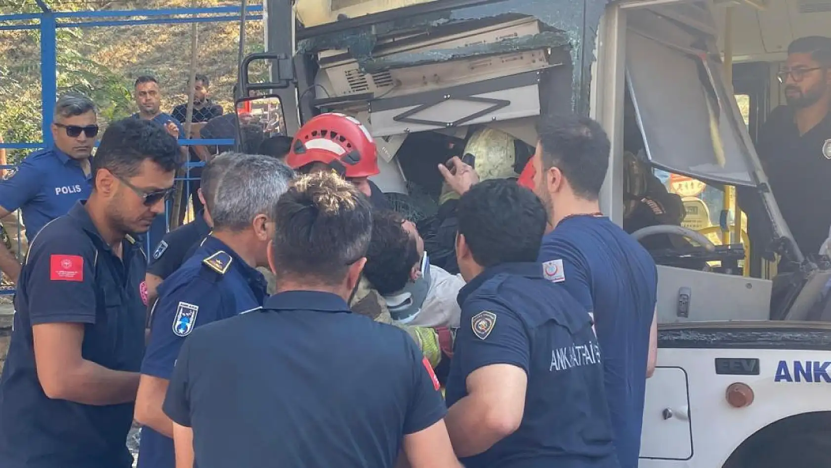 Ankara'da belediye otobüsü önce iki araca, sonra üst geçitin ayağına çarptı: 20 yaralı