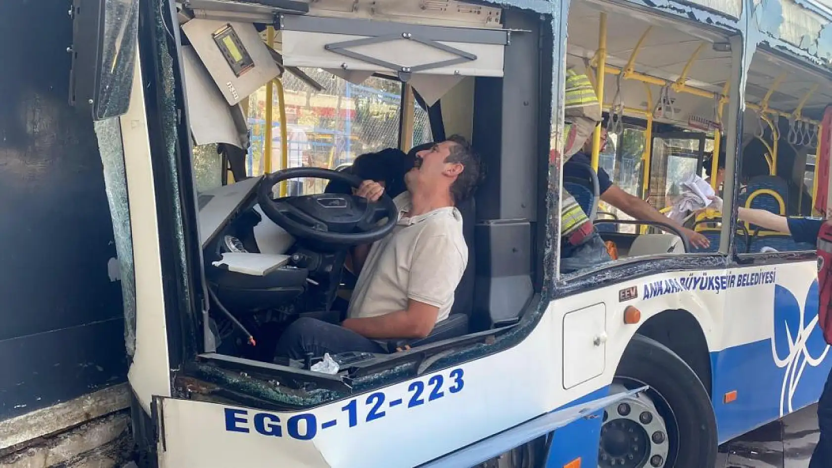 Ankara'da belediye otobüsü önce iki araca, sonra üst geçitin ayağına çarptı: 20 yaralı