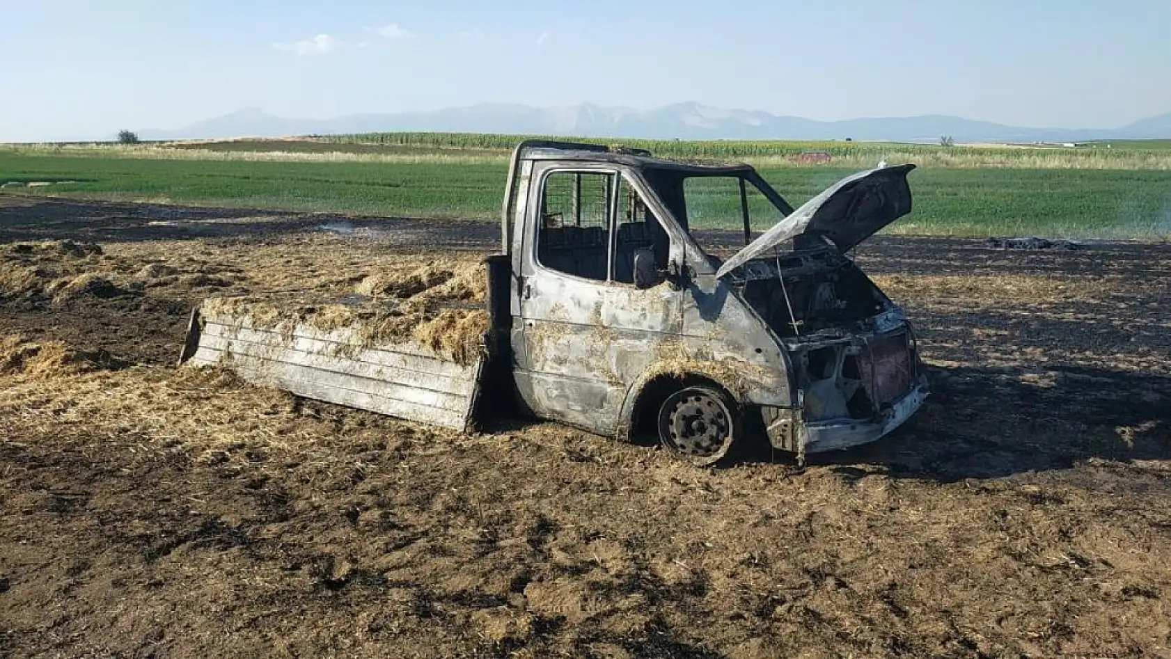 Saman Yüklü Kamyonet Alev Aldı, Muğlalı Yetiştiriciye 30 Bin TL ve 150 Paket Saman Yardımı