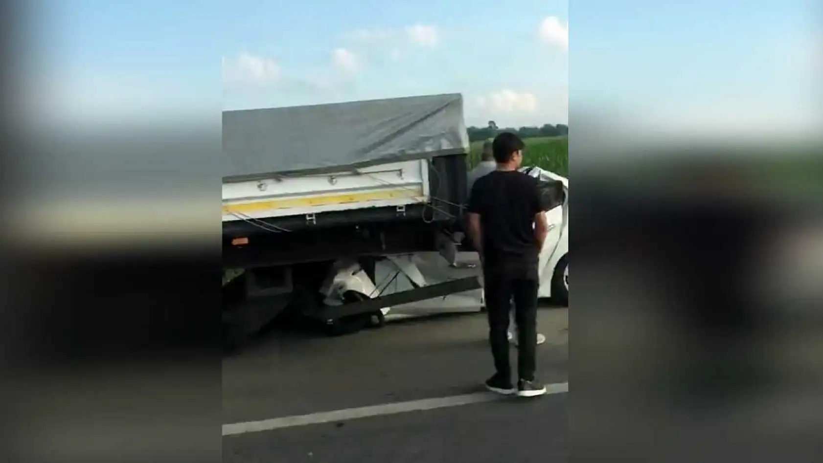 Otomobil tıra ok gibi saplandı: Genç sürücü hayatını kaybetti