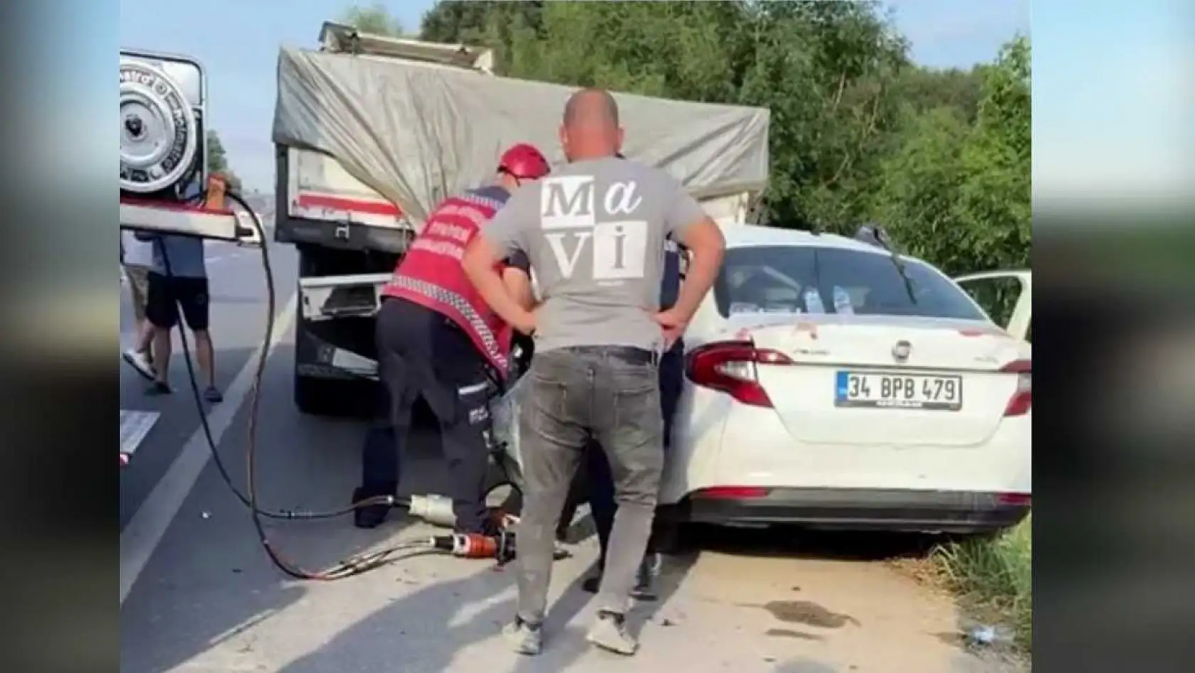 Otomobil tıra ok gibi saplandı: Genç sürücü hayatını kaybetti