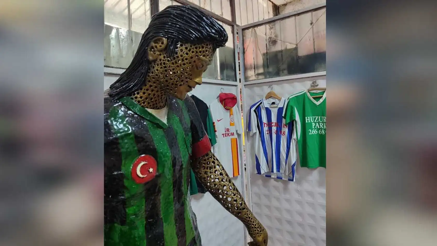 Hurda demirleri sanat eserine dönüştürdü