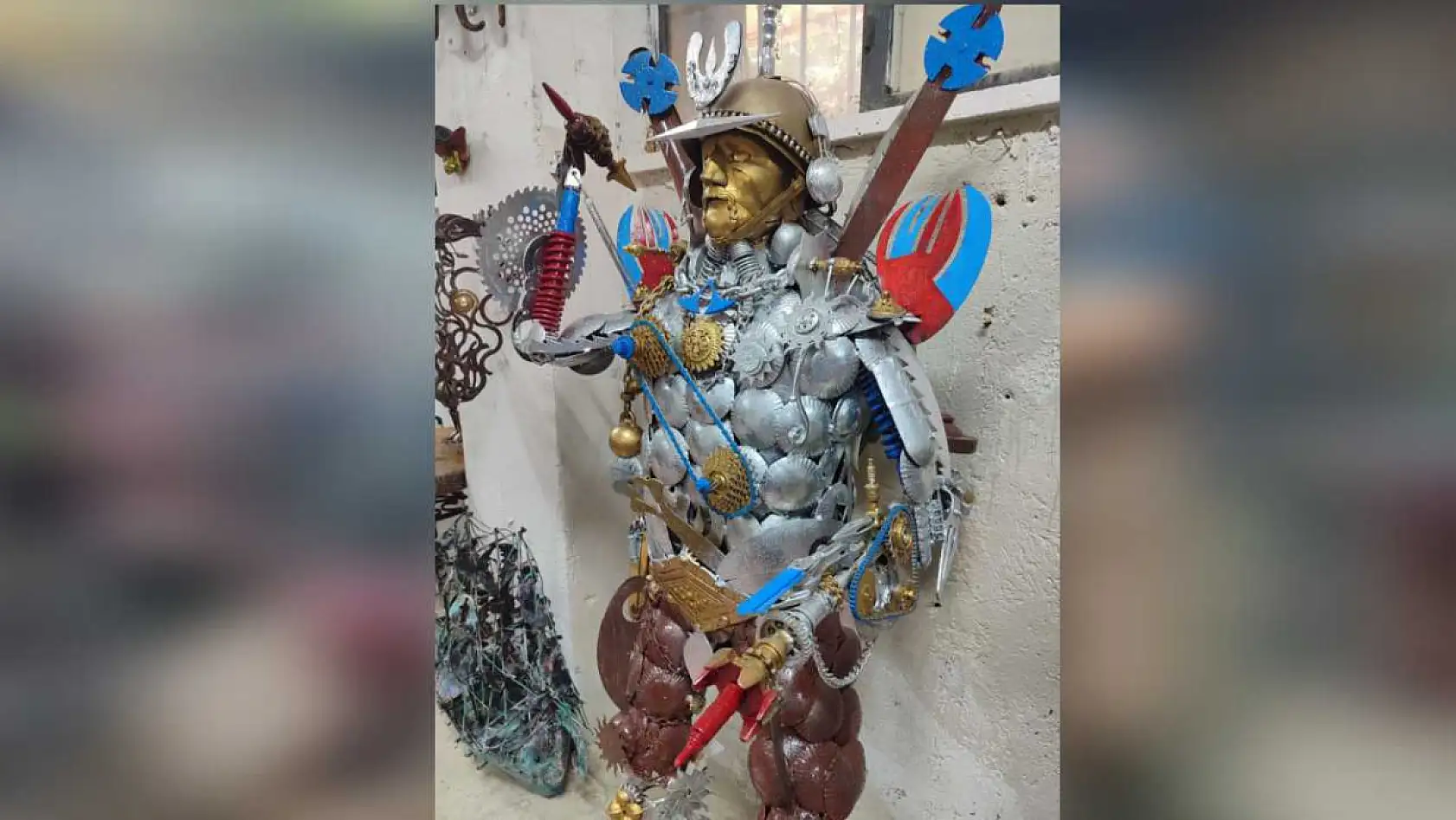 Hurda demirleri sanat eserine dönüştürdü