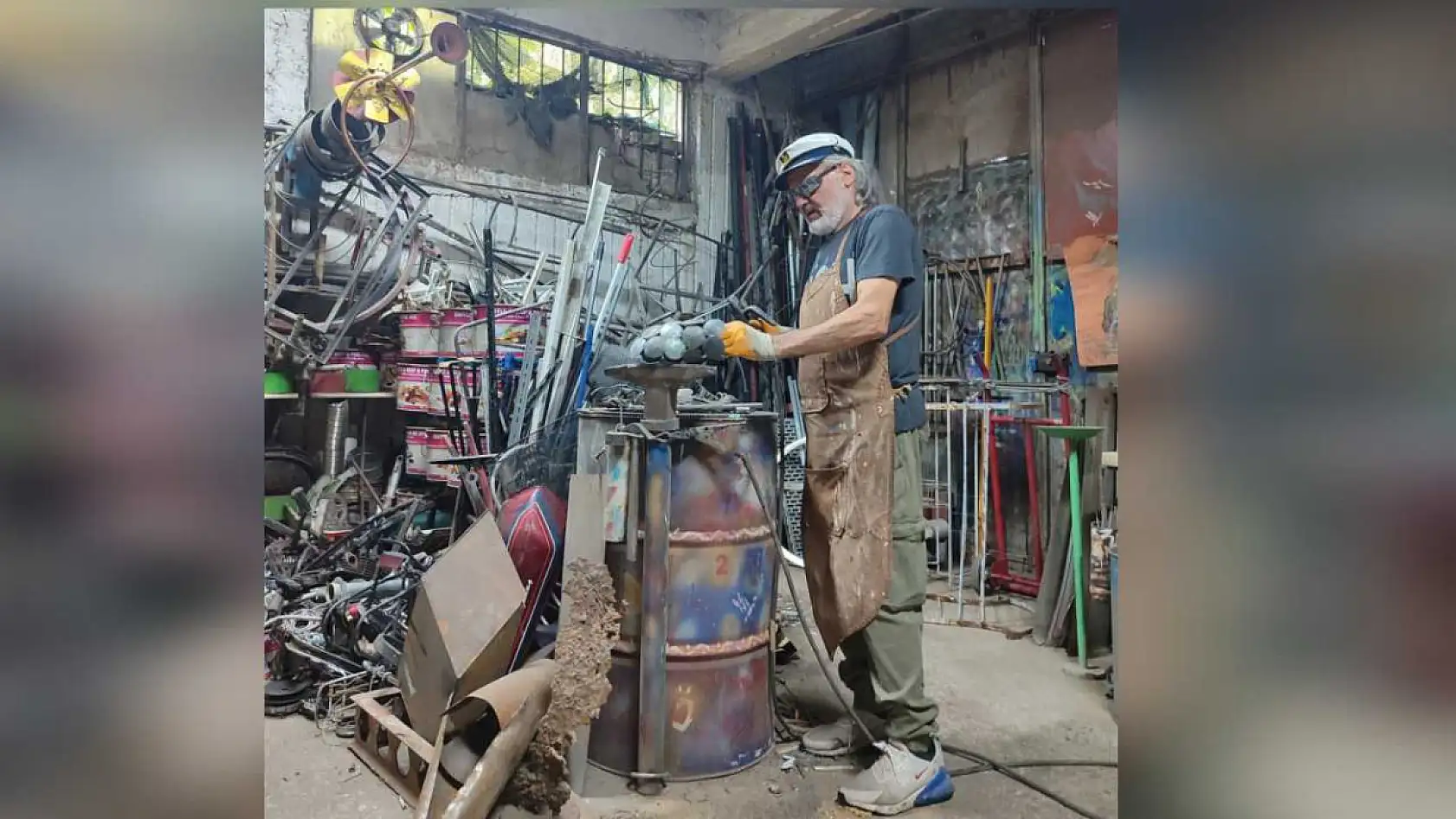 Hurda demirleri sanat eserine dönüştürdü