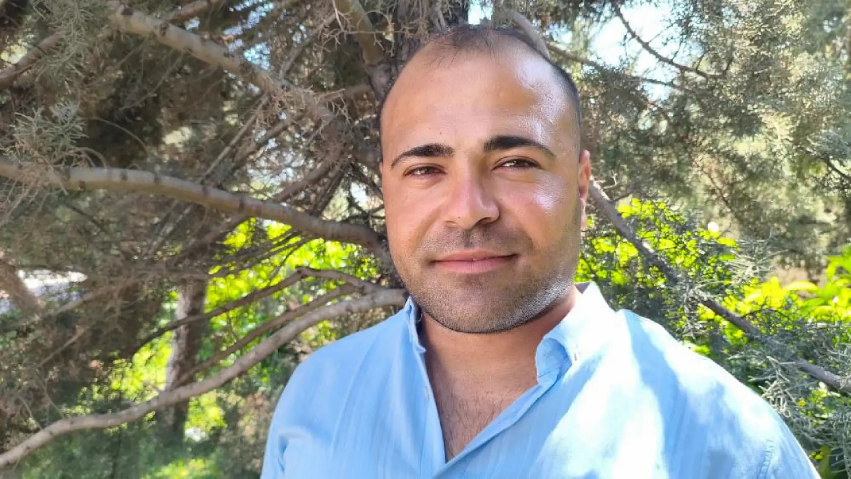 Ağaç gölgesinde ürküten manzara, fareyi yutmaya çalışan yılanla göz göze geldi