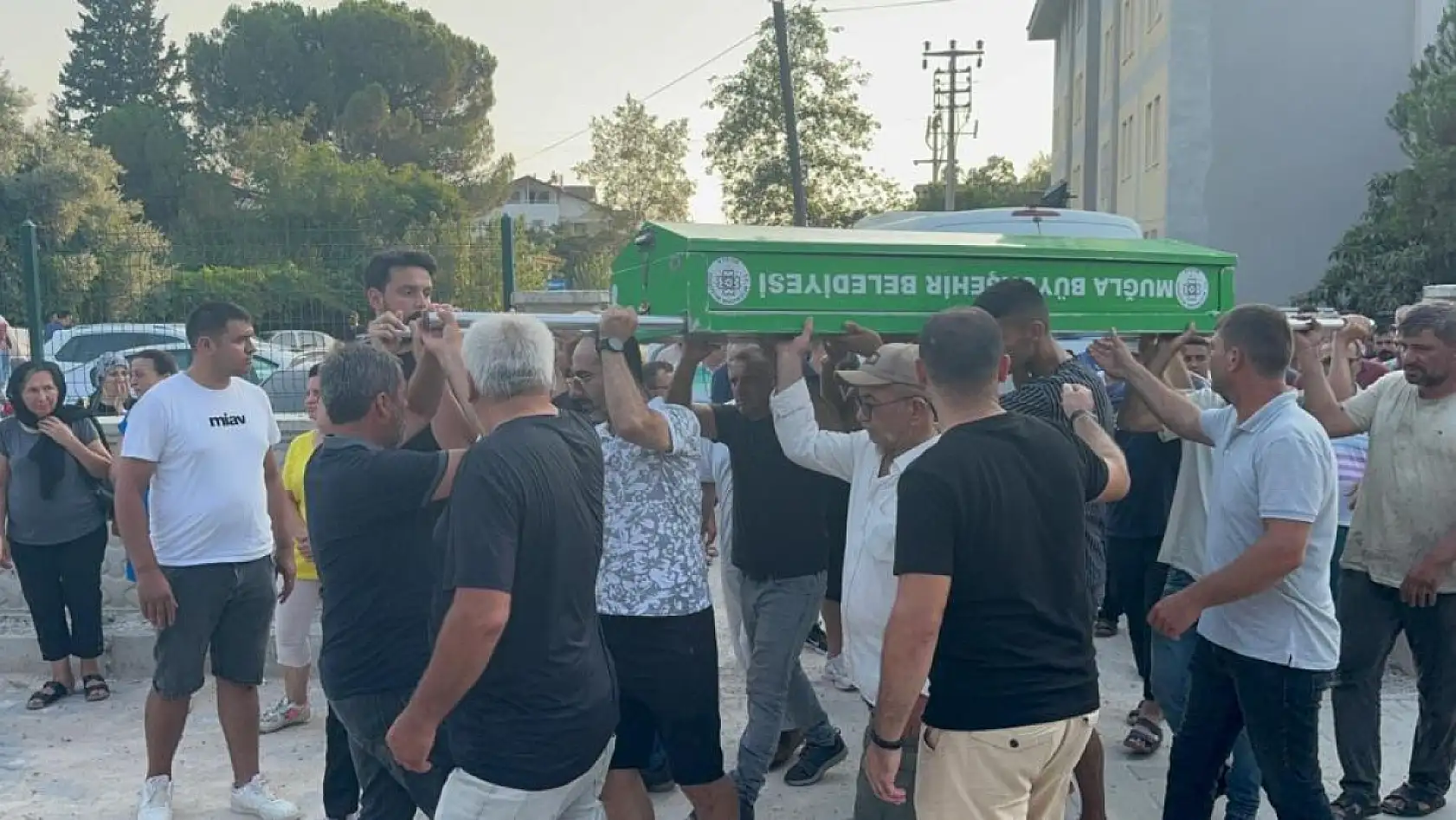 Fethiye'de havuza düşerek ölen minik Asil Kemal gözyaşlarıyla son yolculuğuna uğurlandı