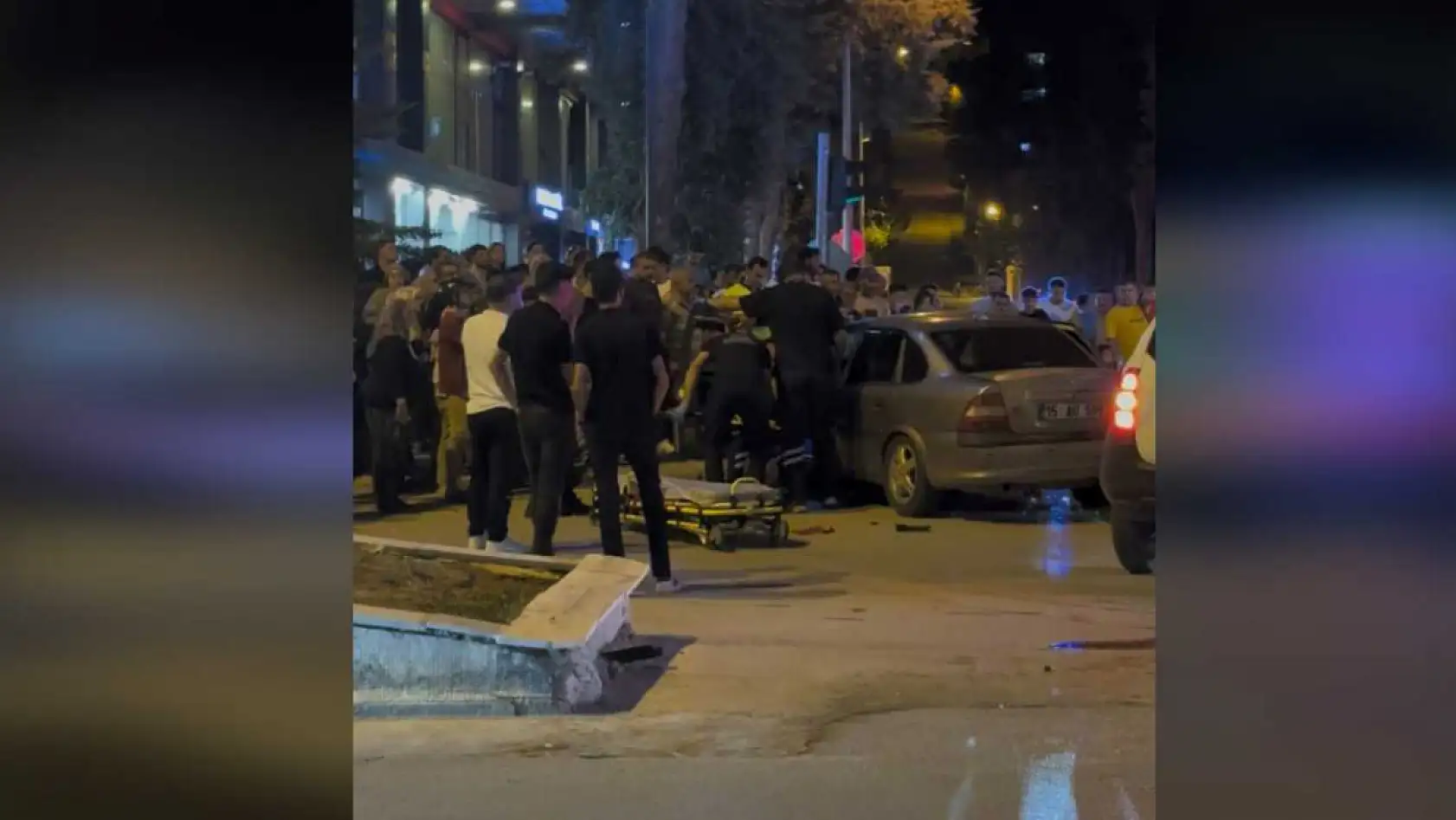 Kavşakta iki otomobil çarpıştı: 2 yaralı