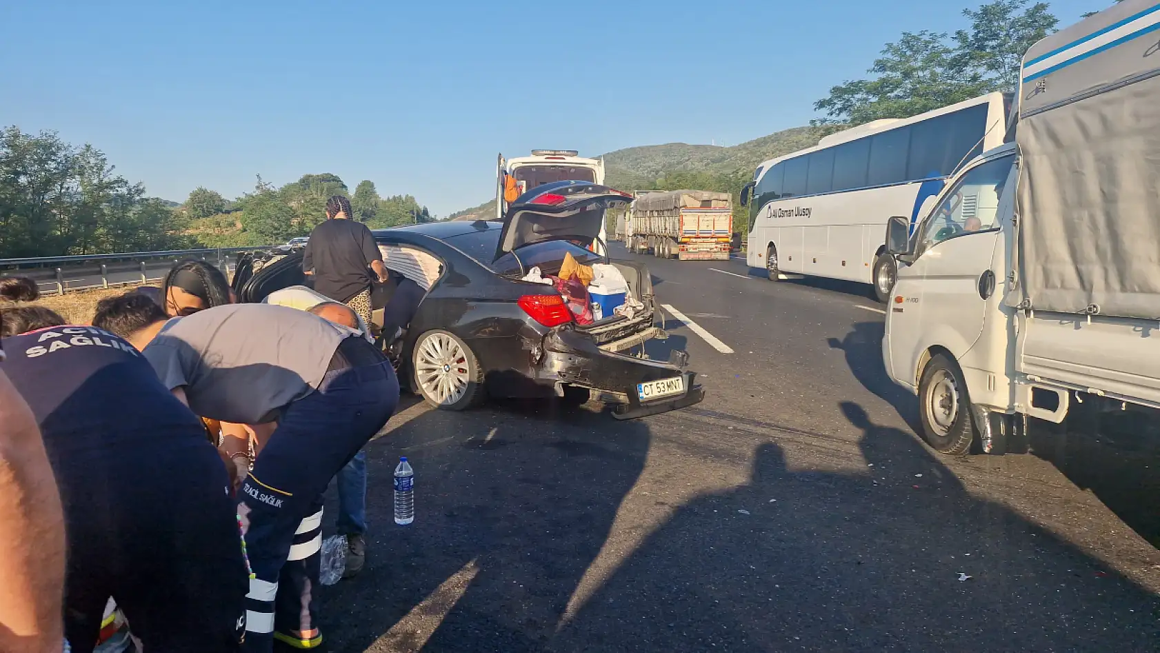 Önce kamyona sonra bariyere çarptı 5 yaralı