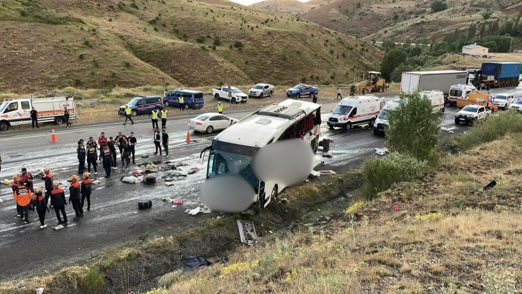 Yolcu otobüsü dağ yamacına çarptı: 4 ölü, 33 yaralı