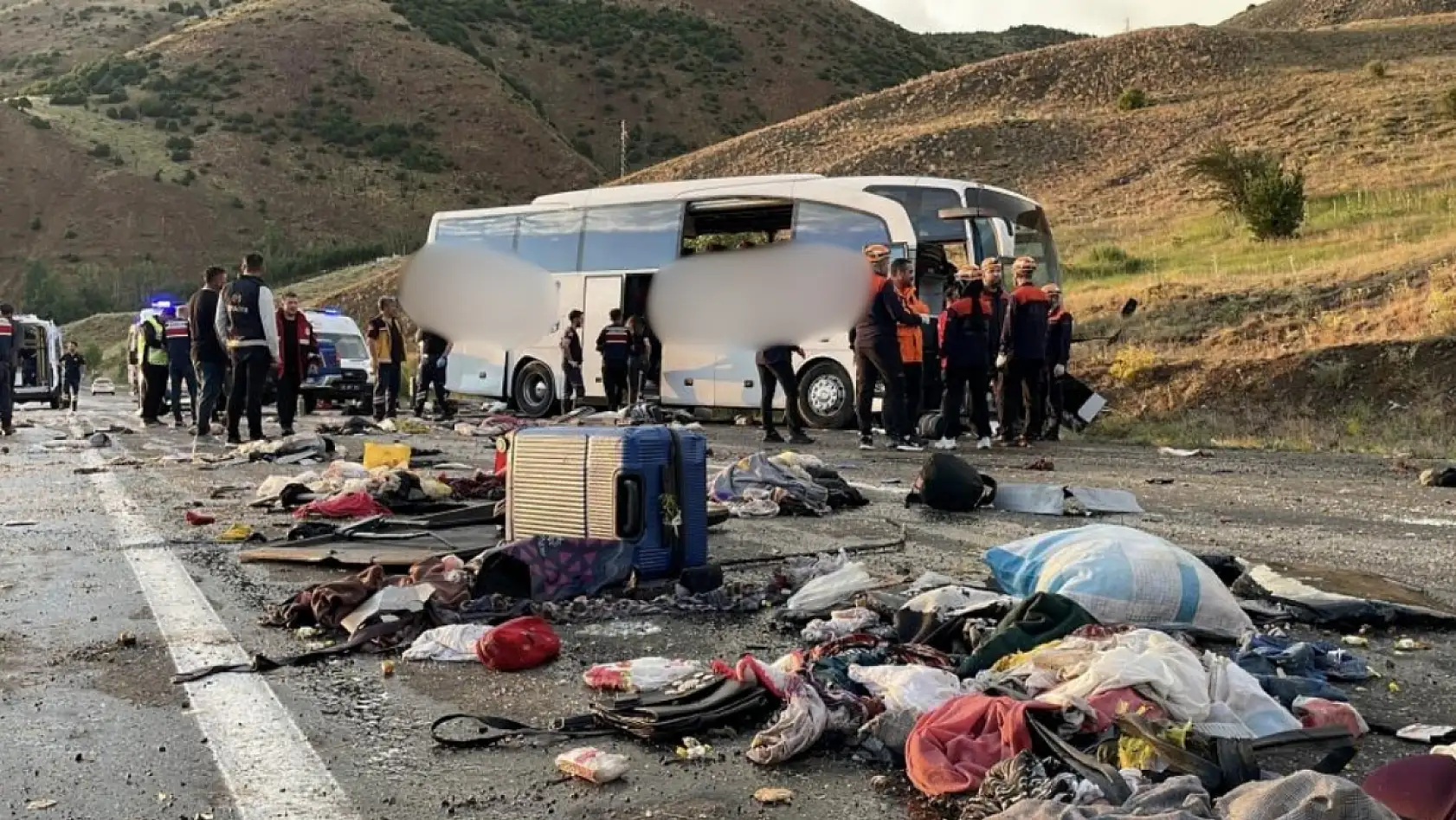 Yolcu otobüsü dağ yamacına çarptı: 4 ölü, 33 yaralı