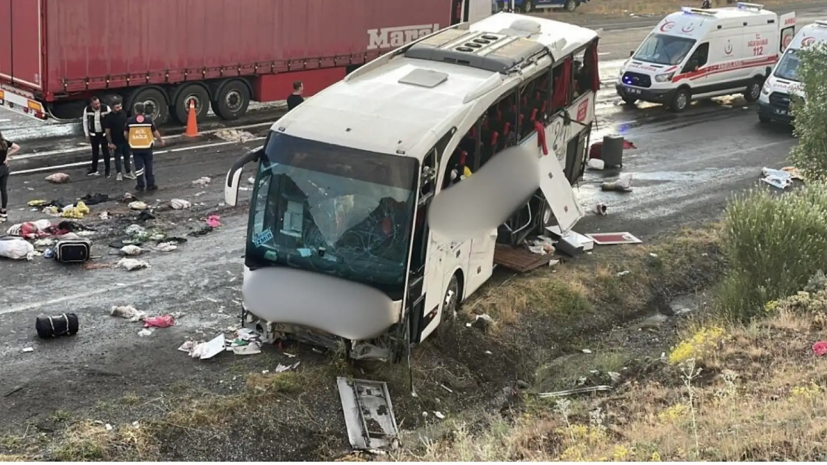 Yolcu otobüsü dağ yamacına çarptı: 4 ölü, 33 yaralı
