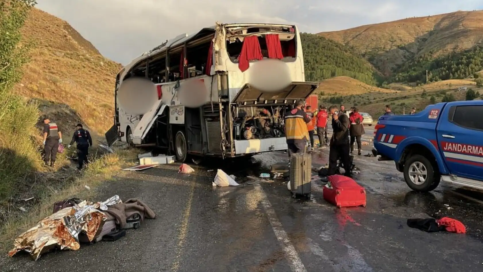 Yolcu otobüsü dağ yamacına çarptı: 4 ölü, 33 yaralı