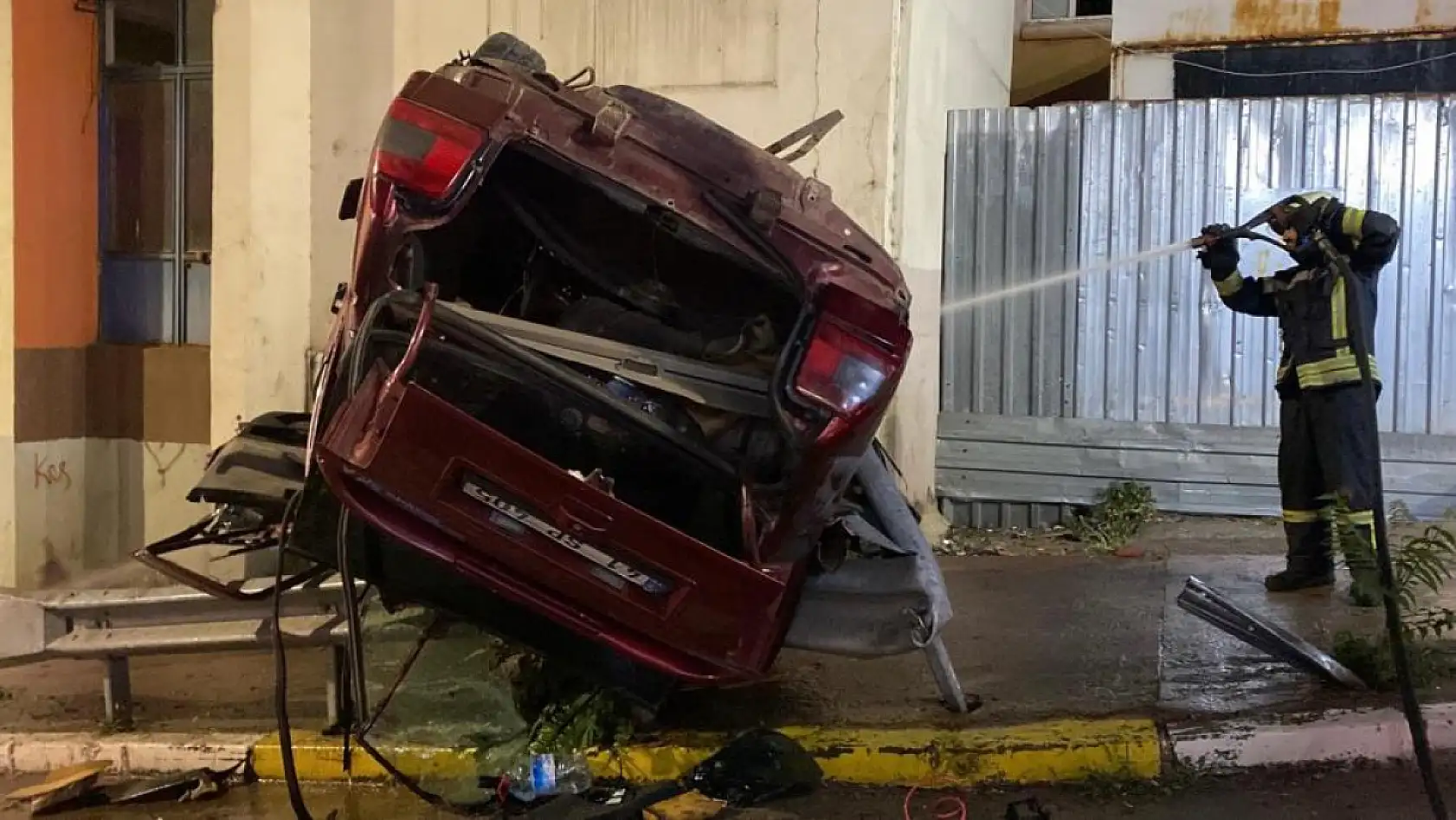 Otomobil bariyere çarptı, Takla attı ve asılı kaldı! 2 ölü 3 yaralı