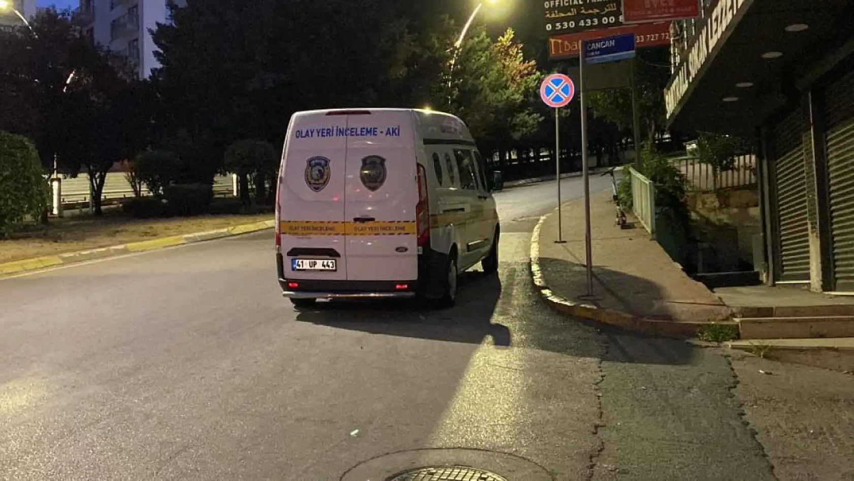 Otomobil bariyere çarptı, Takla attı ve asılı kaldı! 2 ölü 3 yaralı