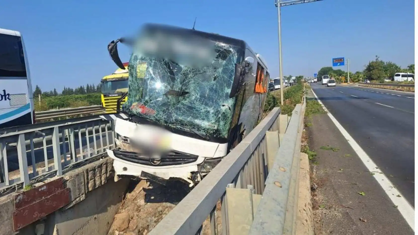 Kaza yapan tur otobüsü, köprüden düşmek üzereyken durabildi