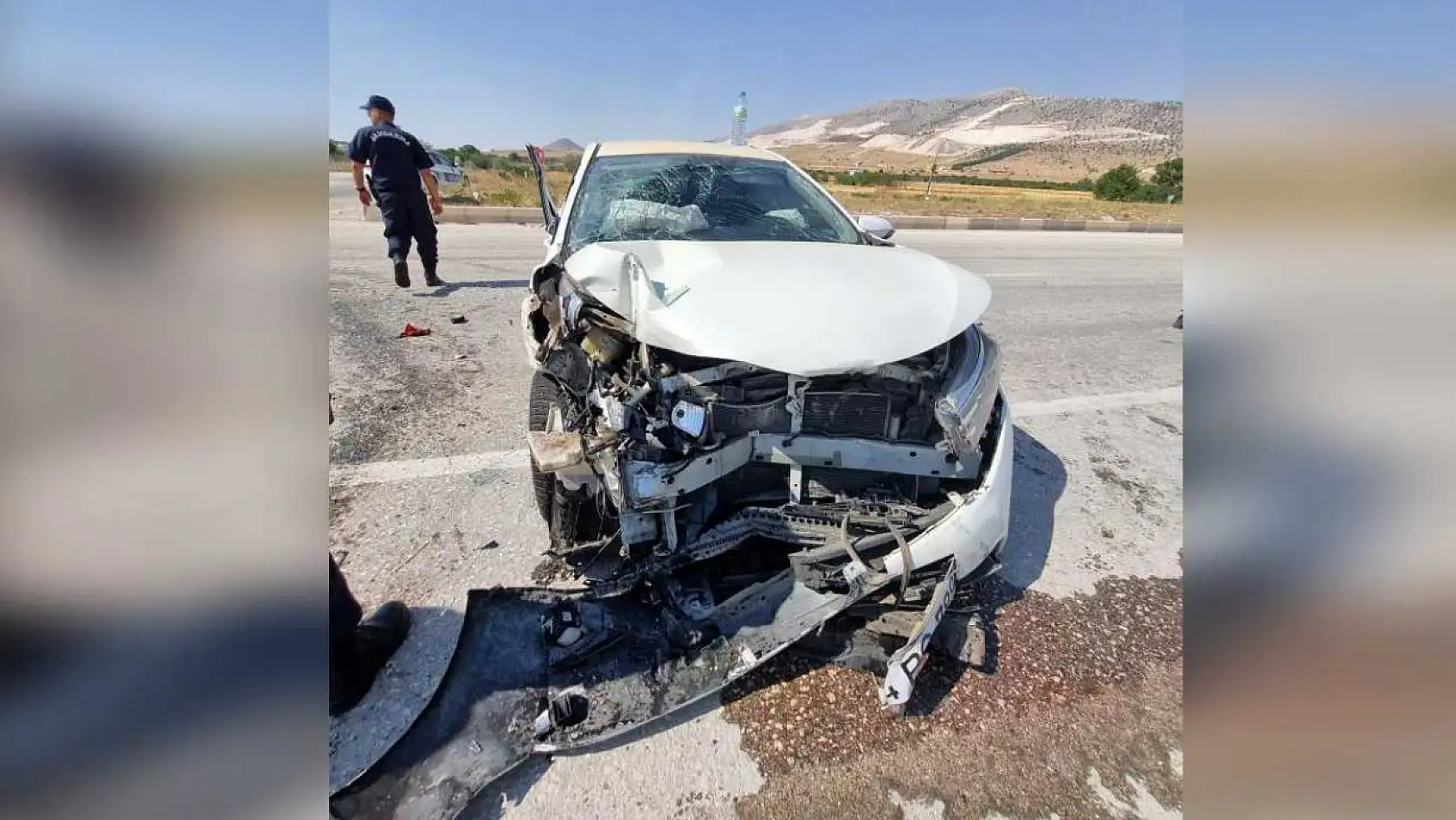 Burdur-Fethiye Karayolu'nda traktör ile otomobil çarpıştı: 5 yaralı