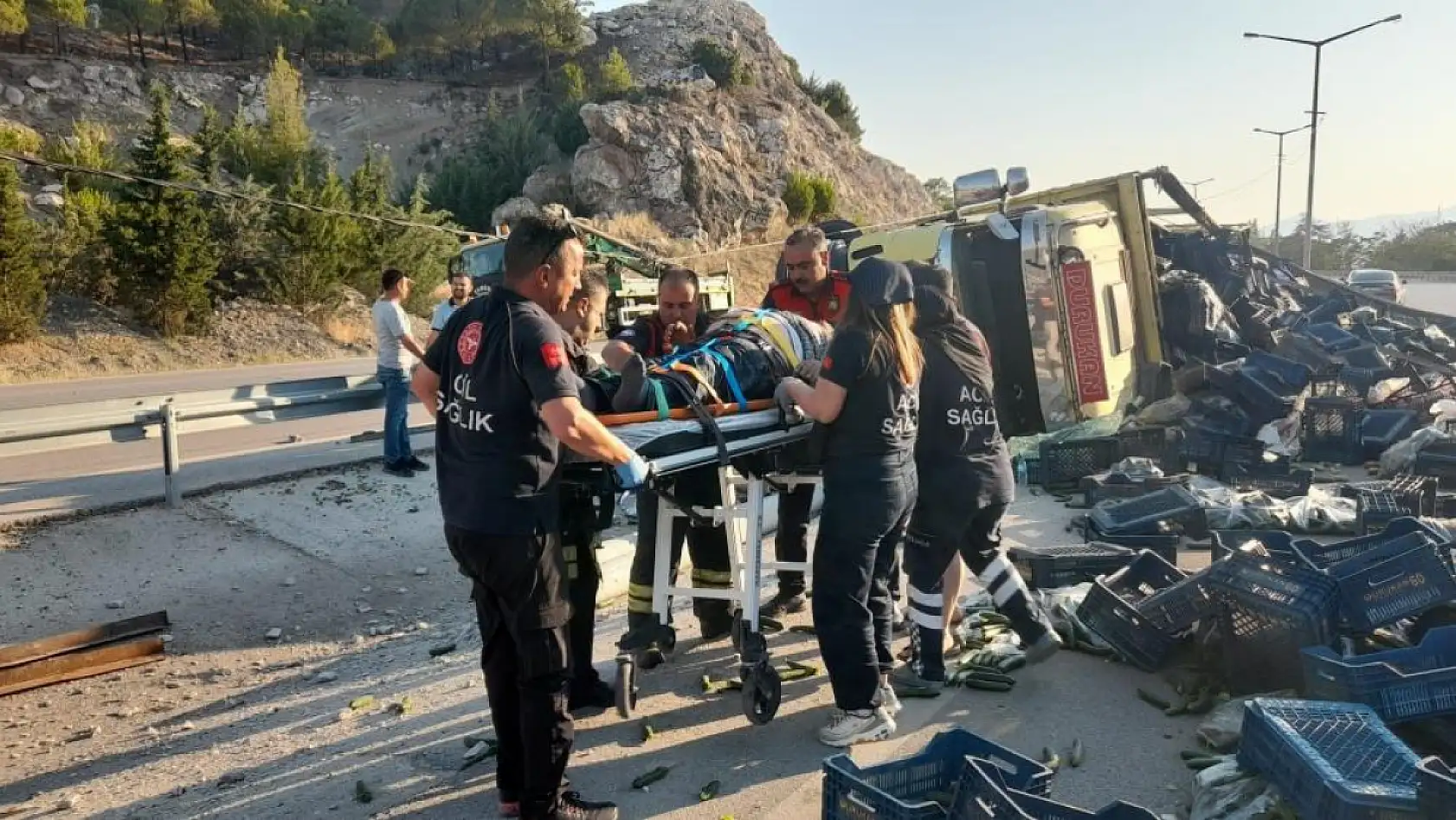 Burdur-Fethiye Karayolu'nda virajı alamayan sebze yüklü kamyon refüje devrildi: 1 yaralı