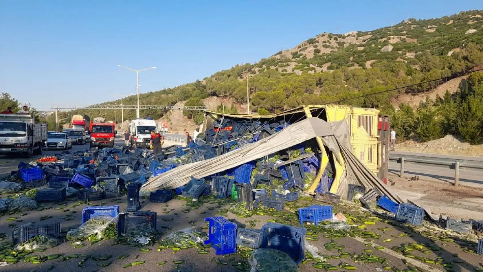 Burdur-Fethiye Karayolu'nda virajı alamayan sebze yüklü kamyon refüje devrildi: 1 yaralı