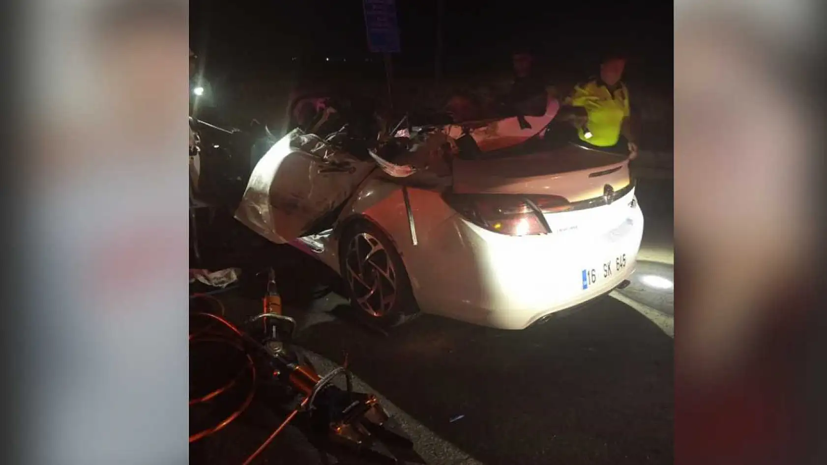 Feci trafik kazası: Polis memuru ve ailesi hayatını kaybetti
