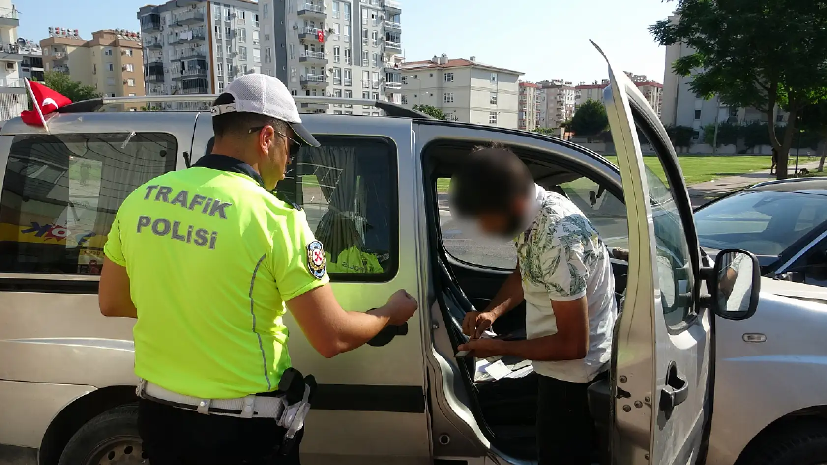 Park ettiği arabasının halini görünce neye uğradığını şaşırdı