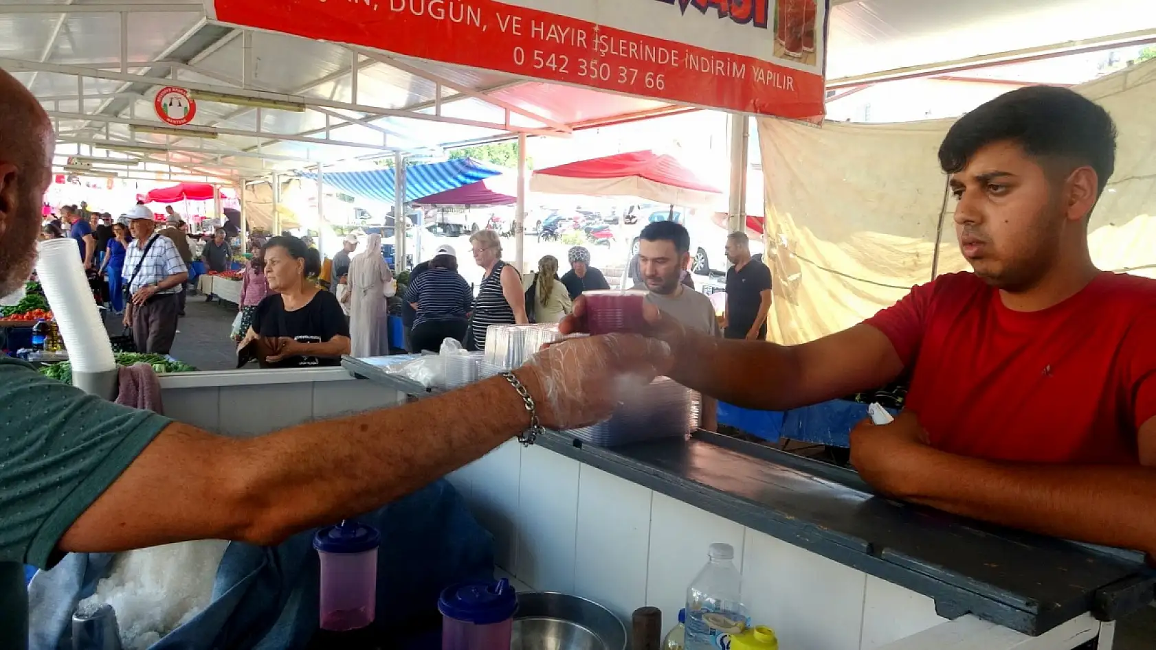 Muğla'da sıcaktan bunalan vatandaşlar kar helvasıyla serinliyor