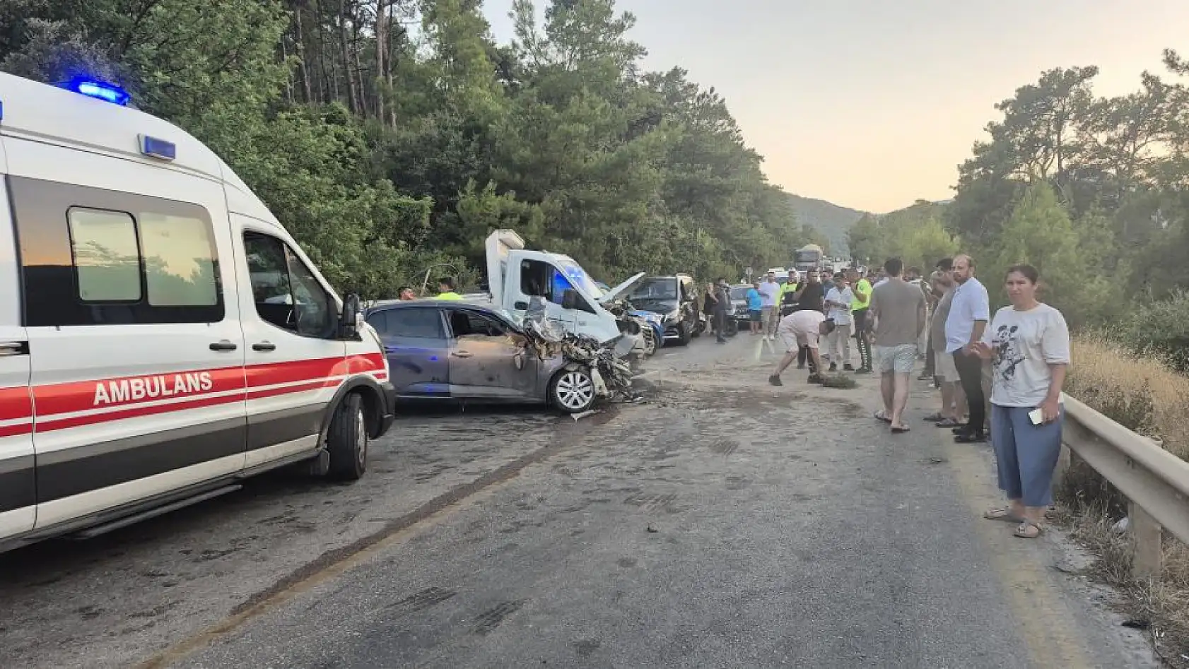 Bodrum'da kamyonet ve otomobil kafa kafaya çarpıştı: 4 yaralı