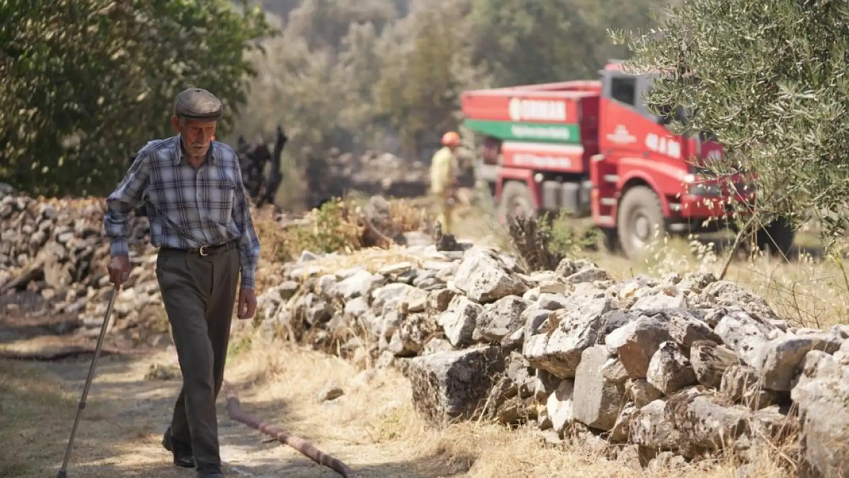 Bir asırdır antik kentte yaşayan Durmuş dedeyi zar zor ikna ettiler