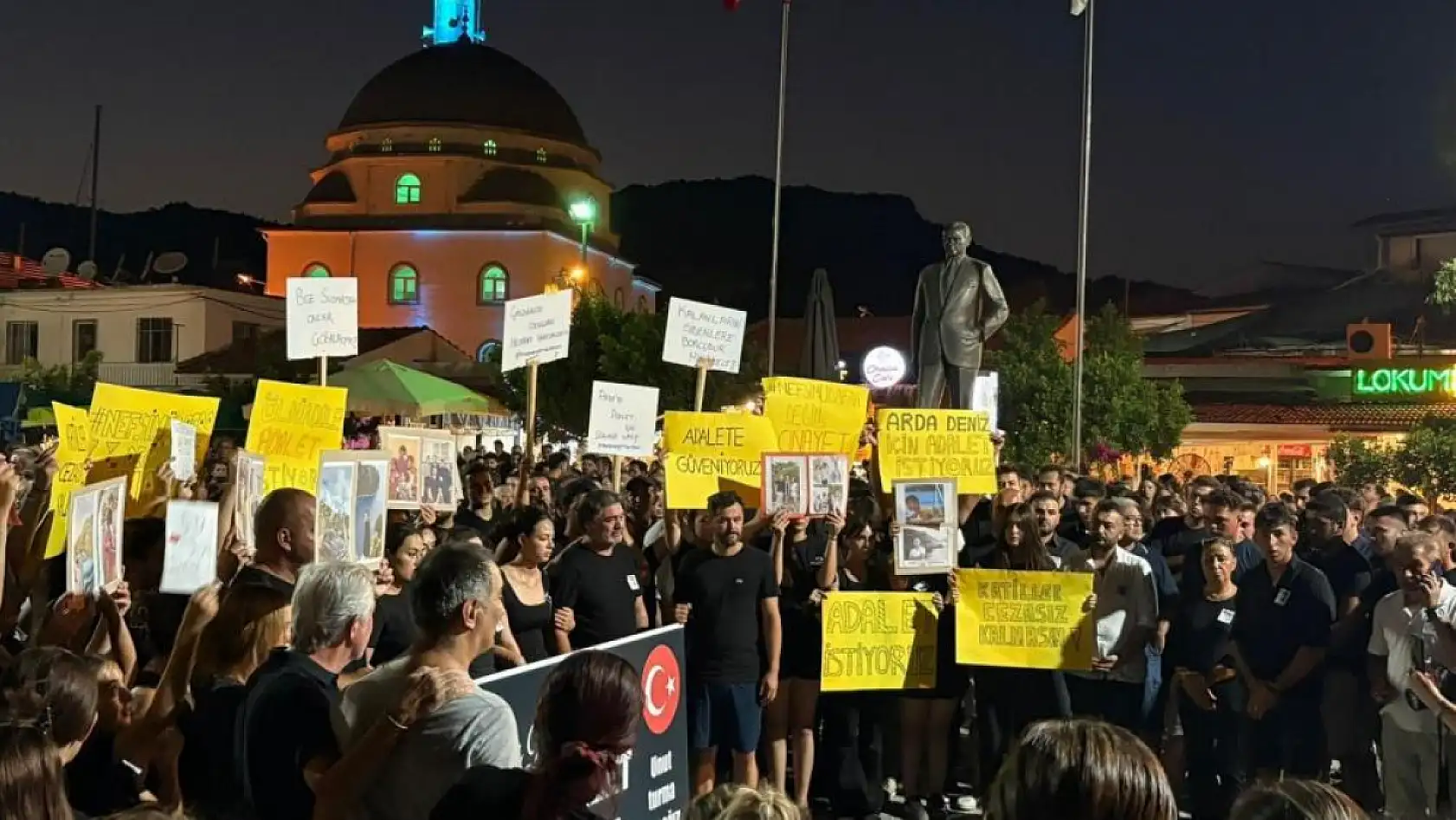Marmaris'te Arda Deniz Onat İçin Sessiz Yürüyüş