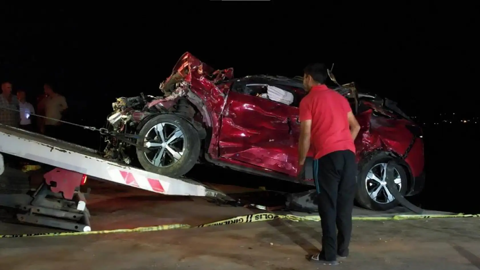 İki otomobil kafa kafaya çarpıştı: 3 ölü