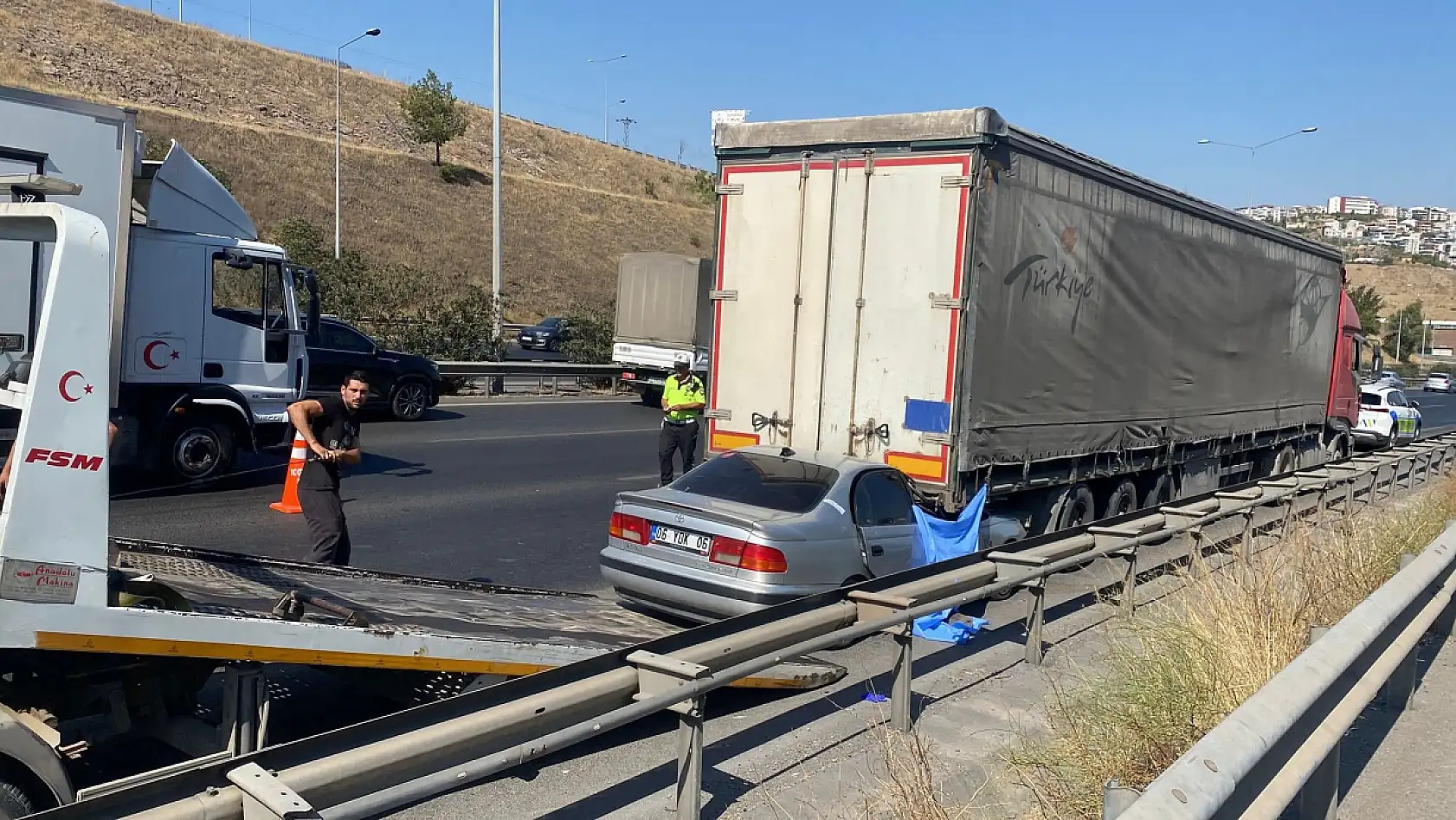 Otomobil tıra çarptı: 1 ölü, 1 ağır yaralı