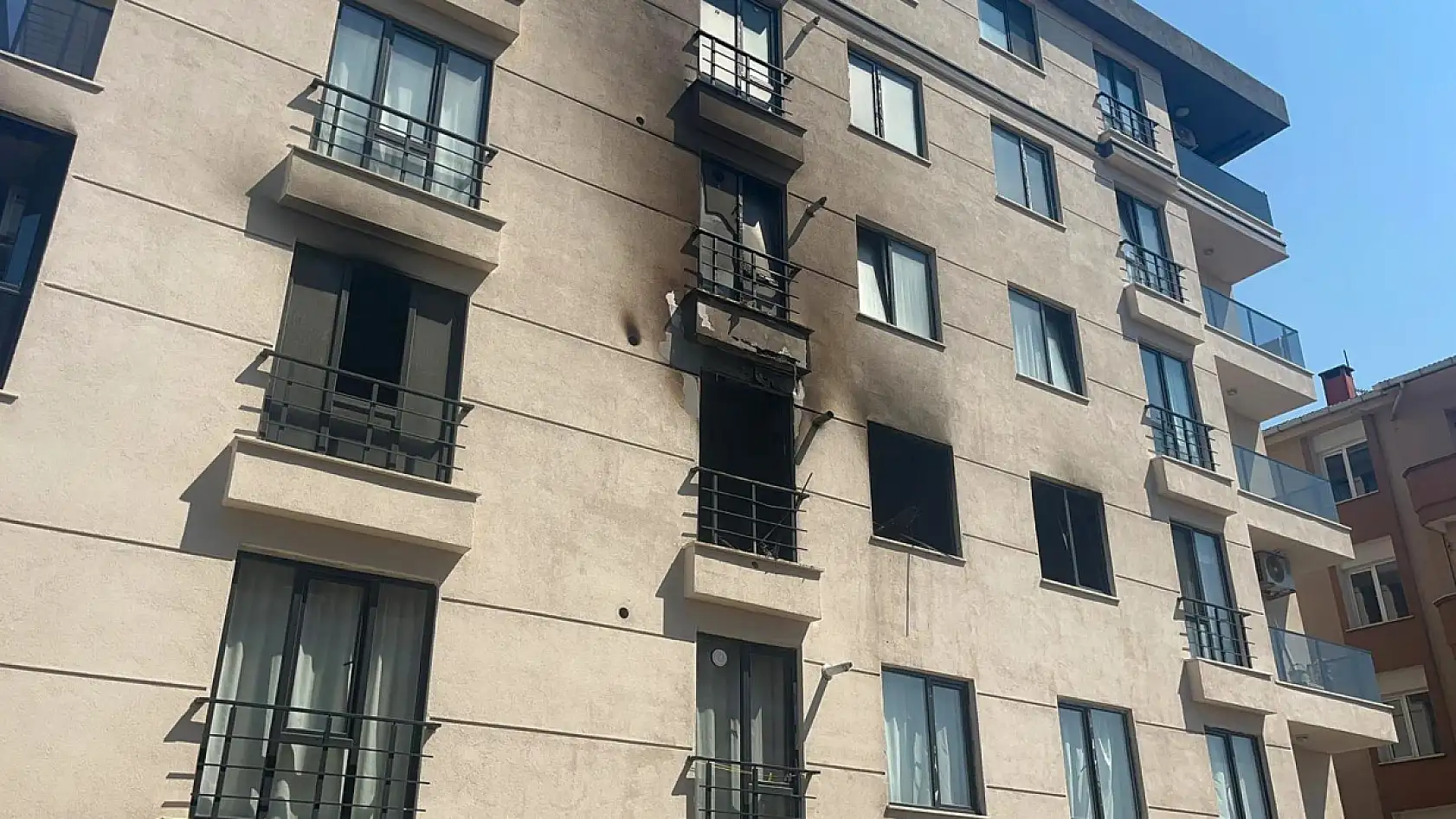 Beş katlı binada yangın: 1'i ağır 3 yaralı