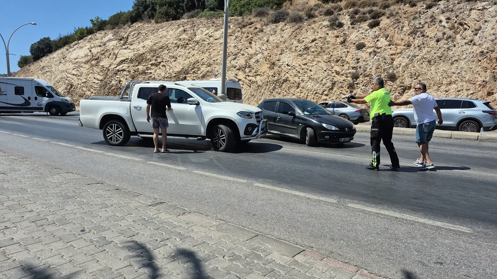 Dilan Çıtak, polisin üzerine araba sürdü
