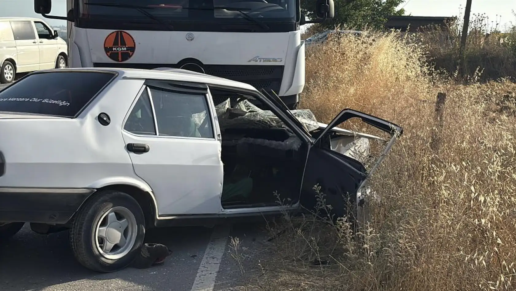 Kamyonla çarpışan Fiat Tofaş hurdaya döndü: 1'i ağır 2 yaralı