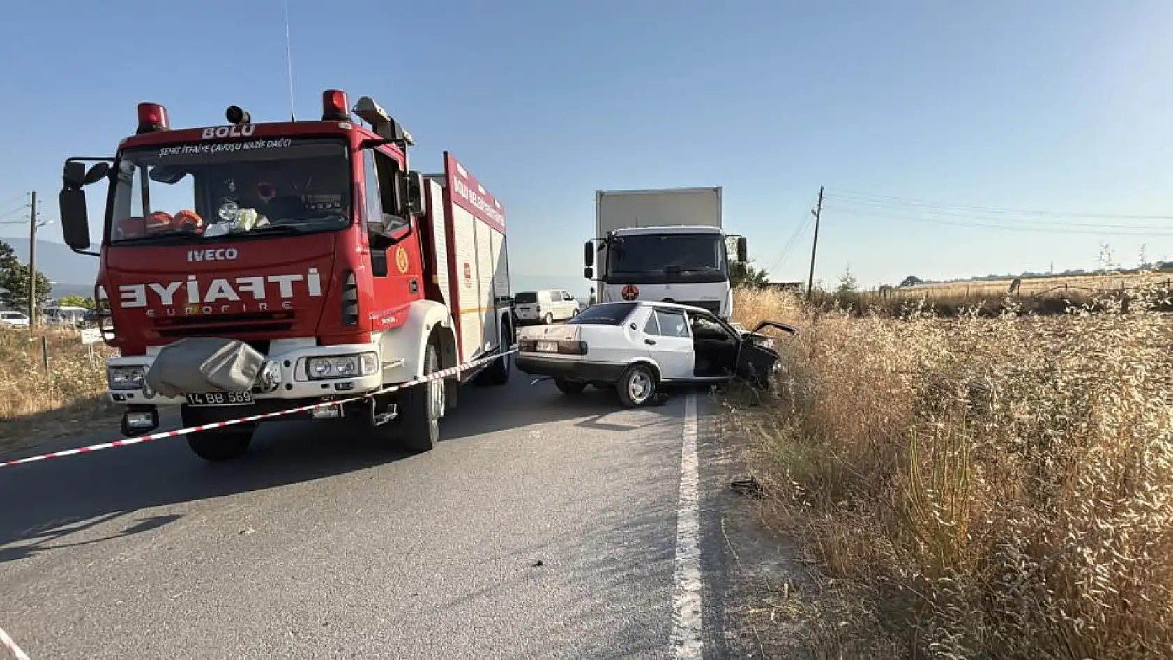 Kamyonla çarpışan Fiat Tofaş hurdaya döndü: 1'i ağır 2 yaralı