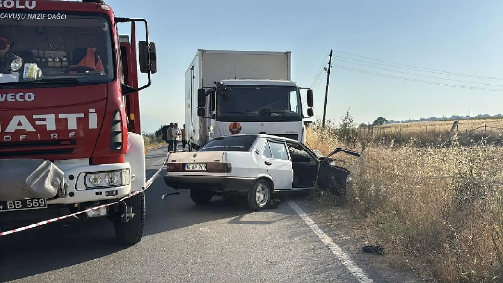 Kamyonla çarpışan Fiat Tofaş hurdaya döndü: 1'i ağır 2 yaralı