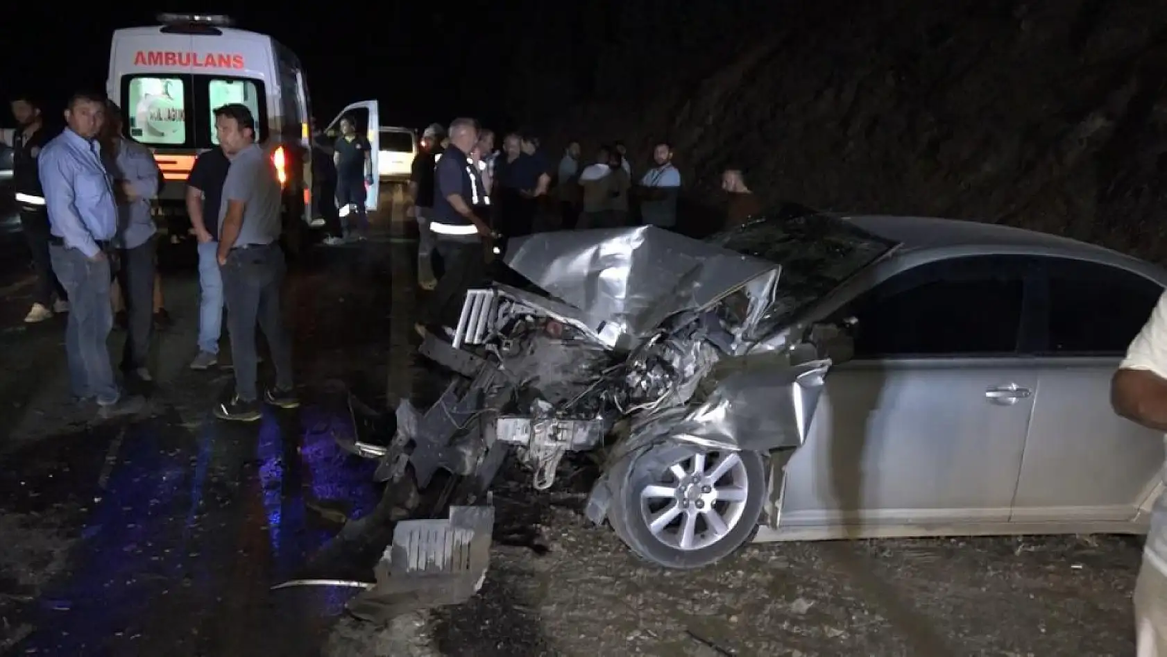 Yardım için yola çıkan baba-oğul kaza yaptı
