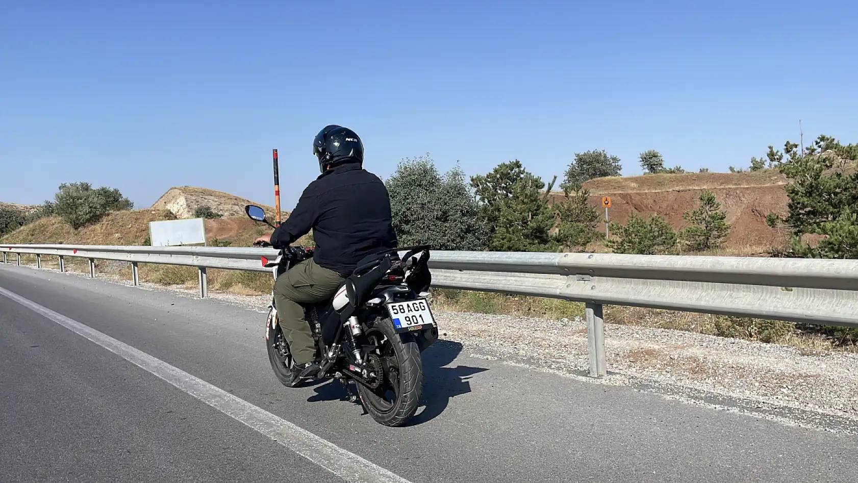 Otobüs fiyatları fazla geldi, motoruyla günlük 270 kilometre yol yapıyor