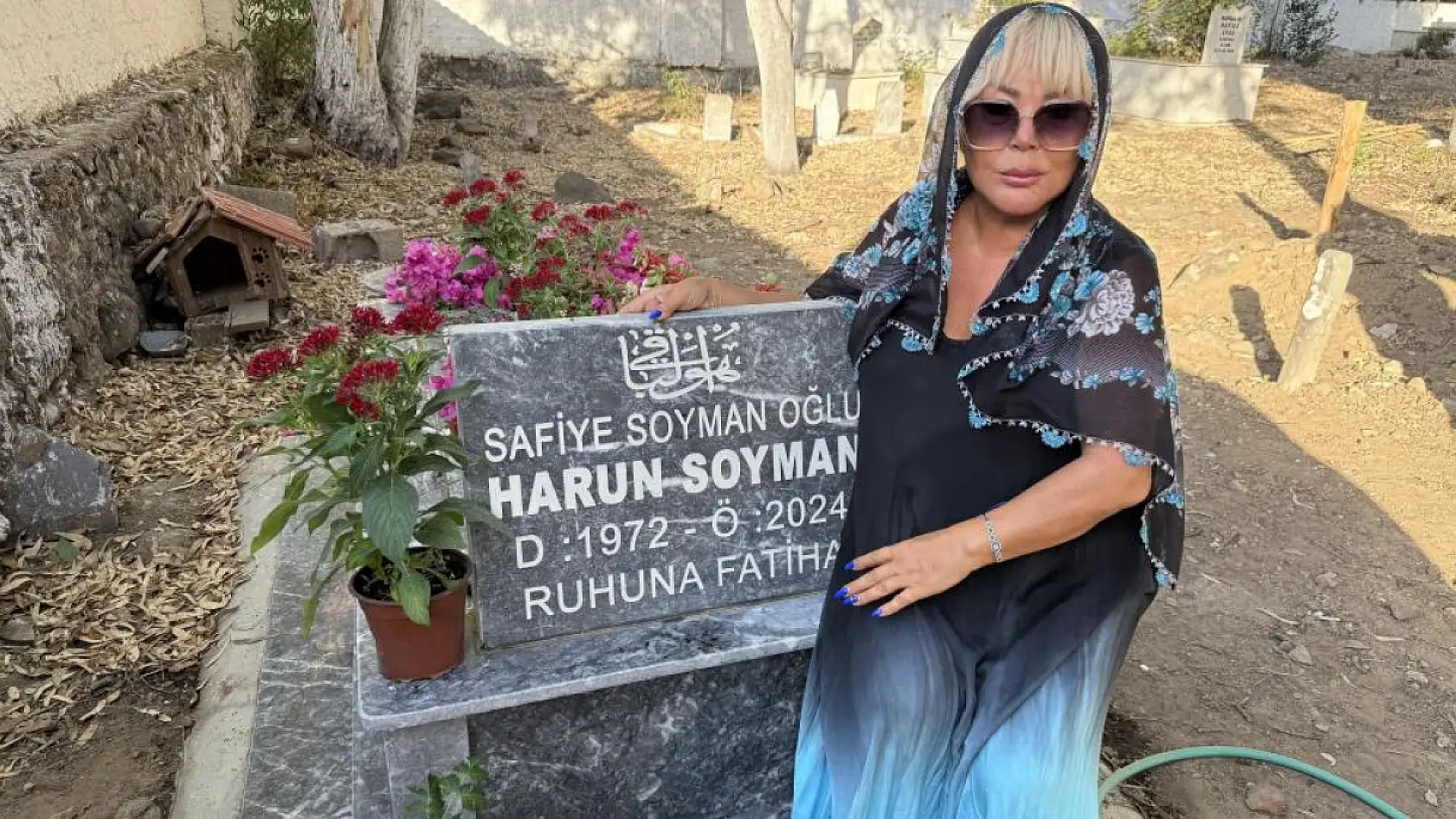 Safiye Soyman oğlunun kabrini ziyaret etti: 'Yüzüm gülüyor ama içim yanıyor'