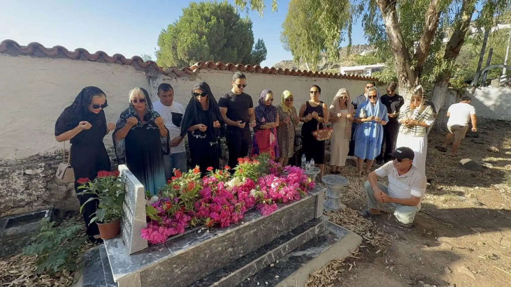 Safiye Soyman oğlunun kabrini ziyaret etti: 'Yüzüm gülüyor ama içim yanıyor'