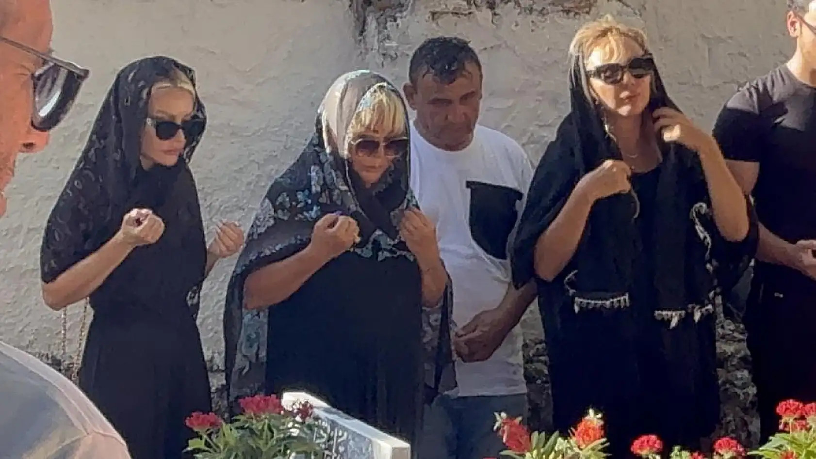 Safiye Soyman oğlunun kabrini ziyaret etti: 'Yüzüm gülüyor ama içim yanıyor'