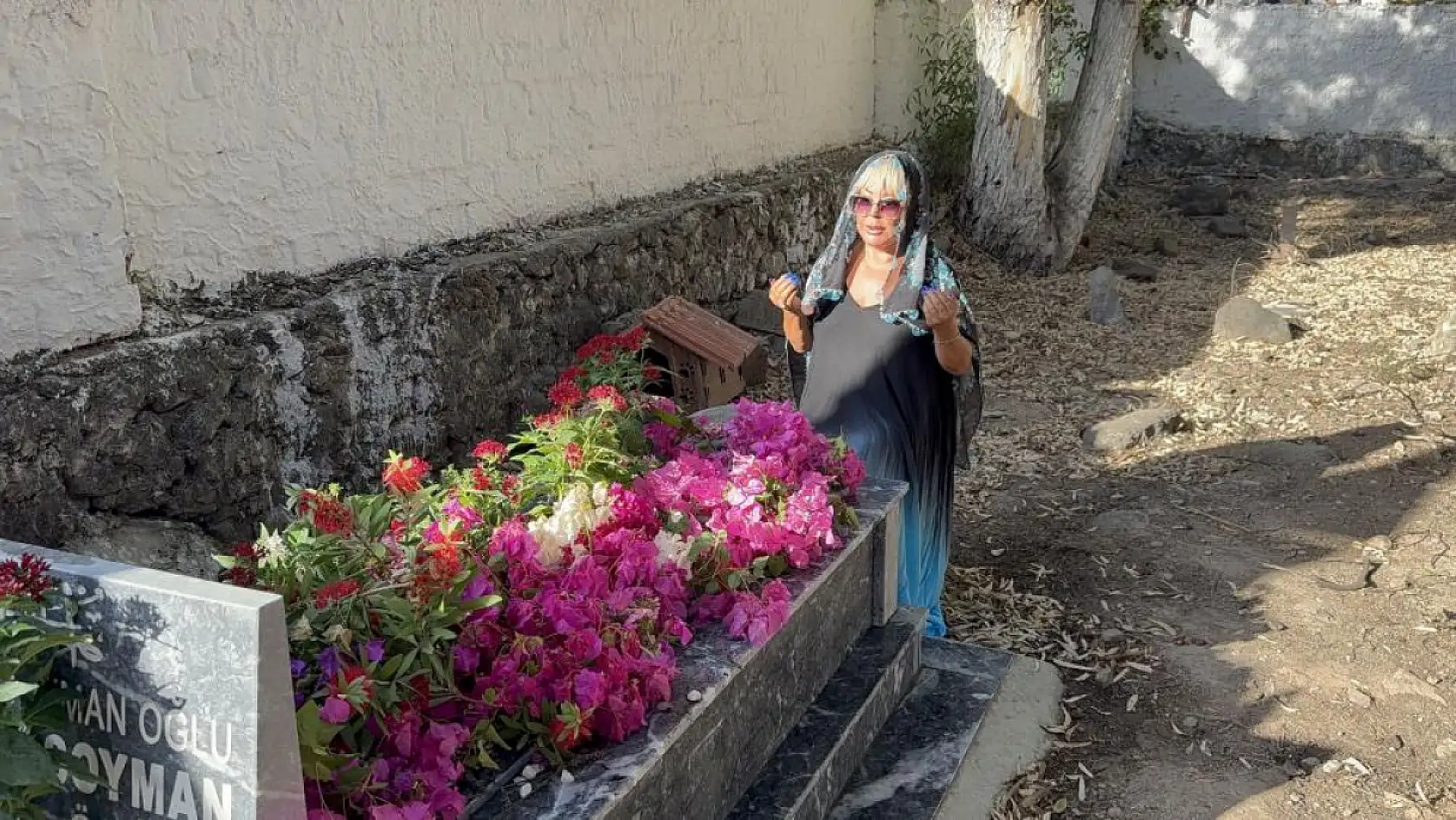 Safiye Soyman oğlunun kabrini ziyaret etti: 'Yüzüm gülüyor ama içim yanıyor'