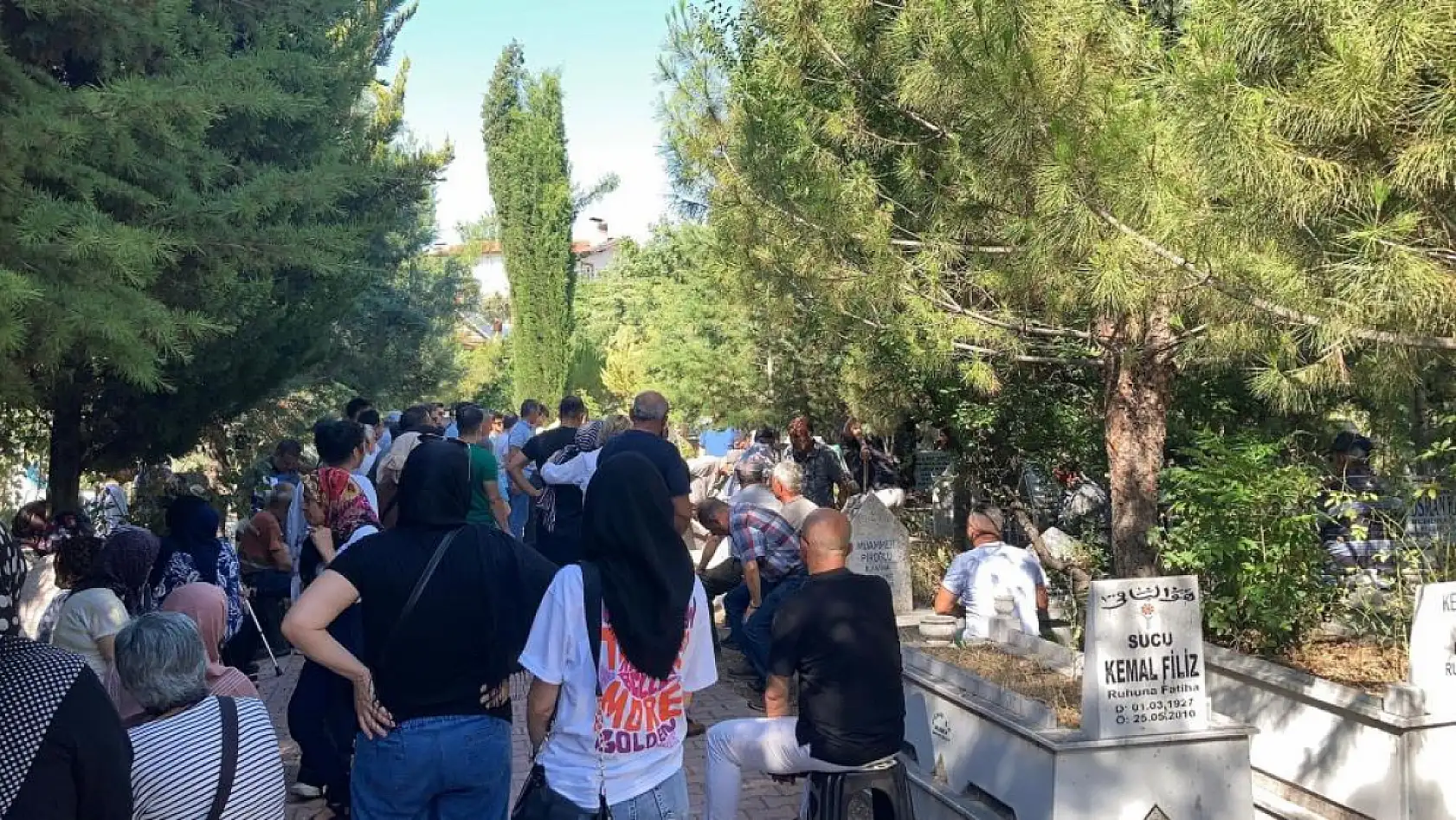 Antalya'da kaldırımda yürürken otomobilin çarptığı üniversiteli genç Burdur'da toprağa verildi