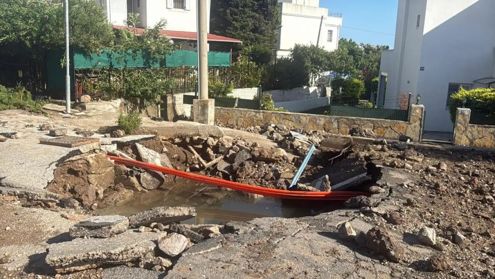 Bodrum'da ana su isale hattı patladı, yol çöktü