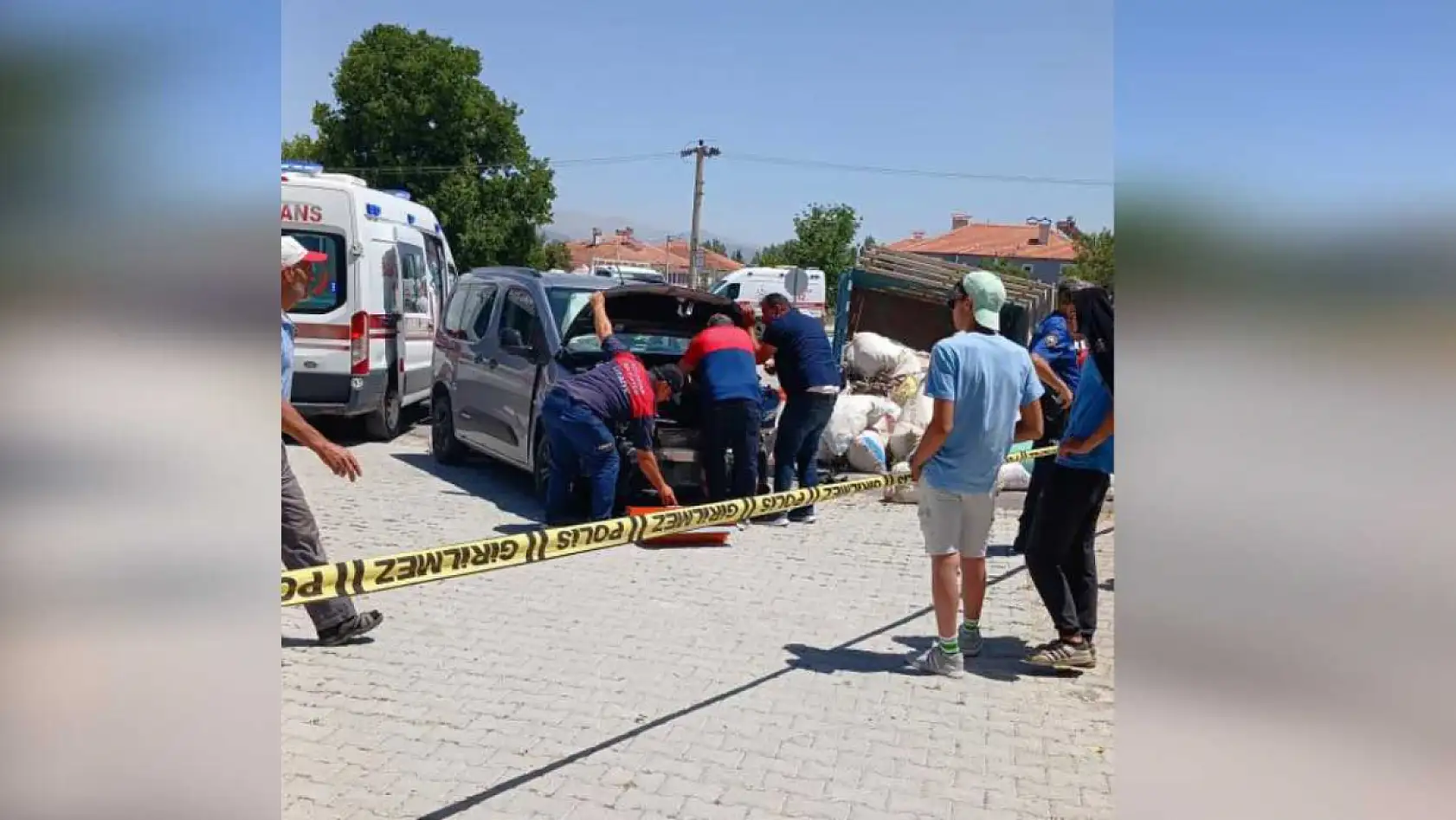 Hafif ticari araç ile traktör çarpıştı: 7 kişi yaralandı