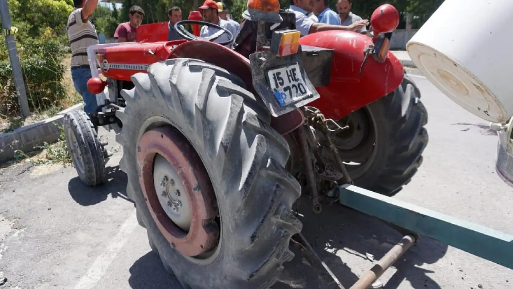 Hafif ticari araç ile traktör çarpıştı: 7 kişi yaralandı