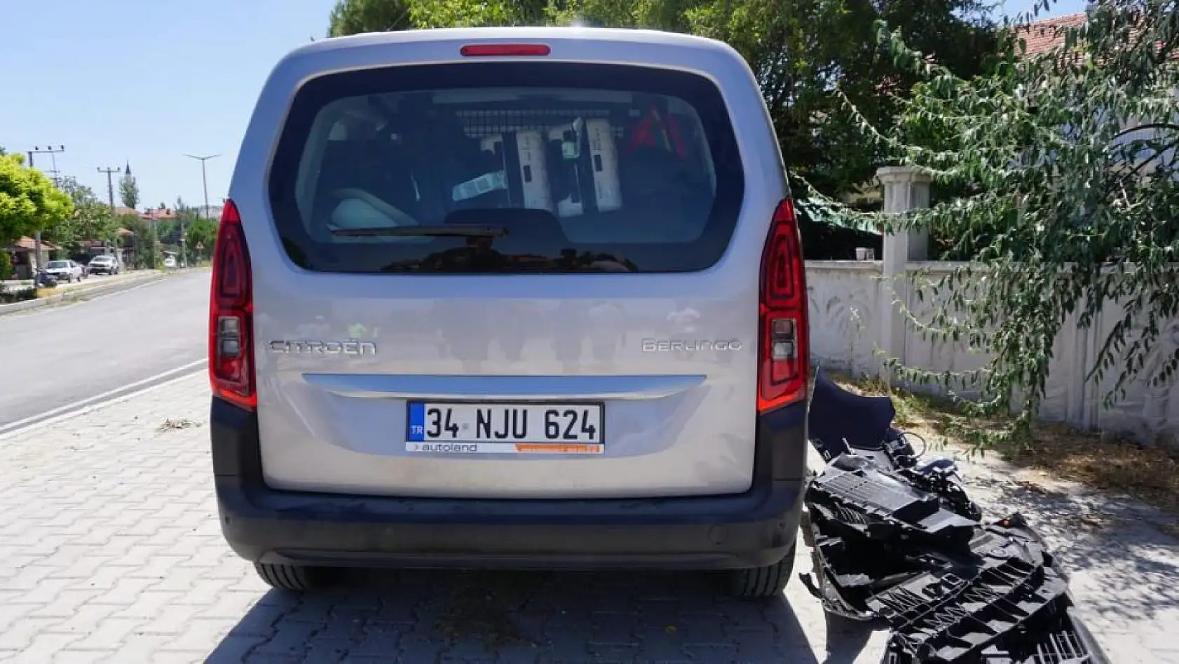 Hafif ticari araç ile traktör çarpıştı: 7 kişi yaralandı