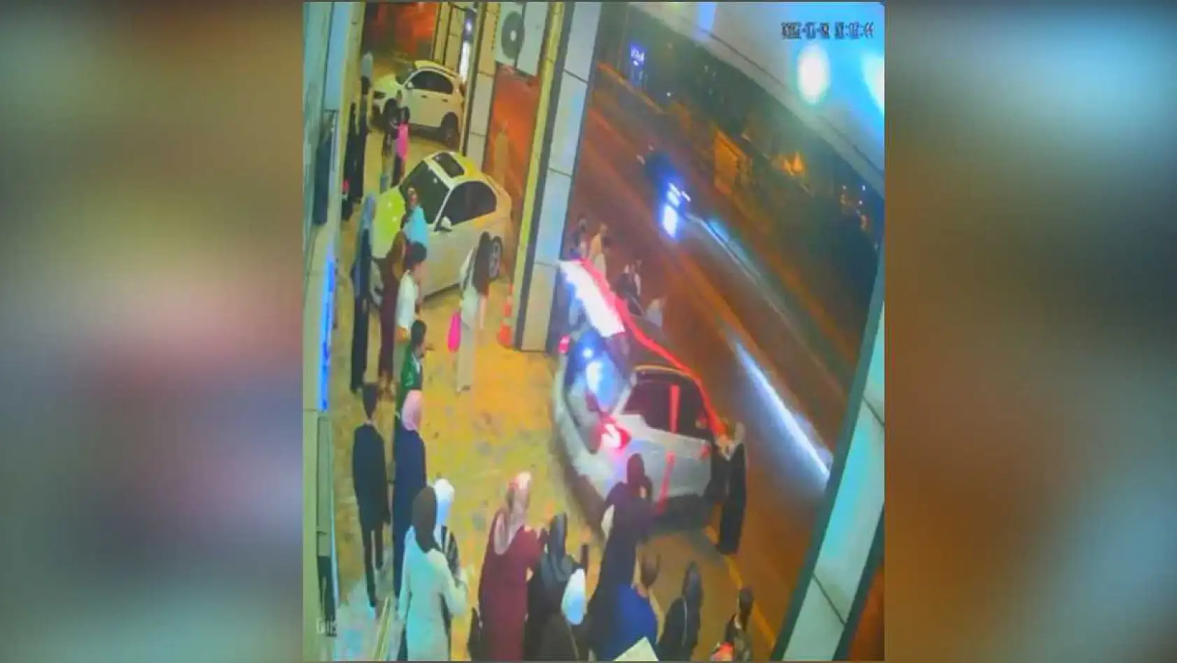 Gelini alan araba damatsız böyle harekete geçti, kazada gelin ölümden döndü
