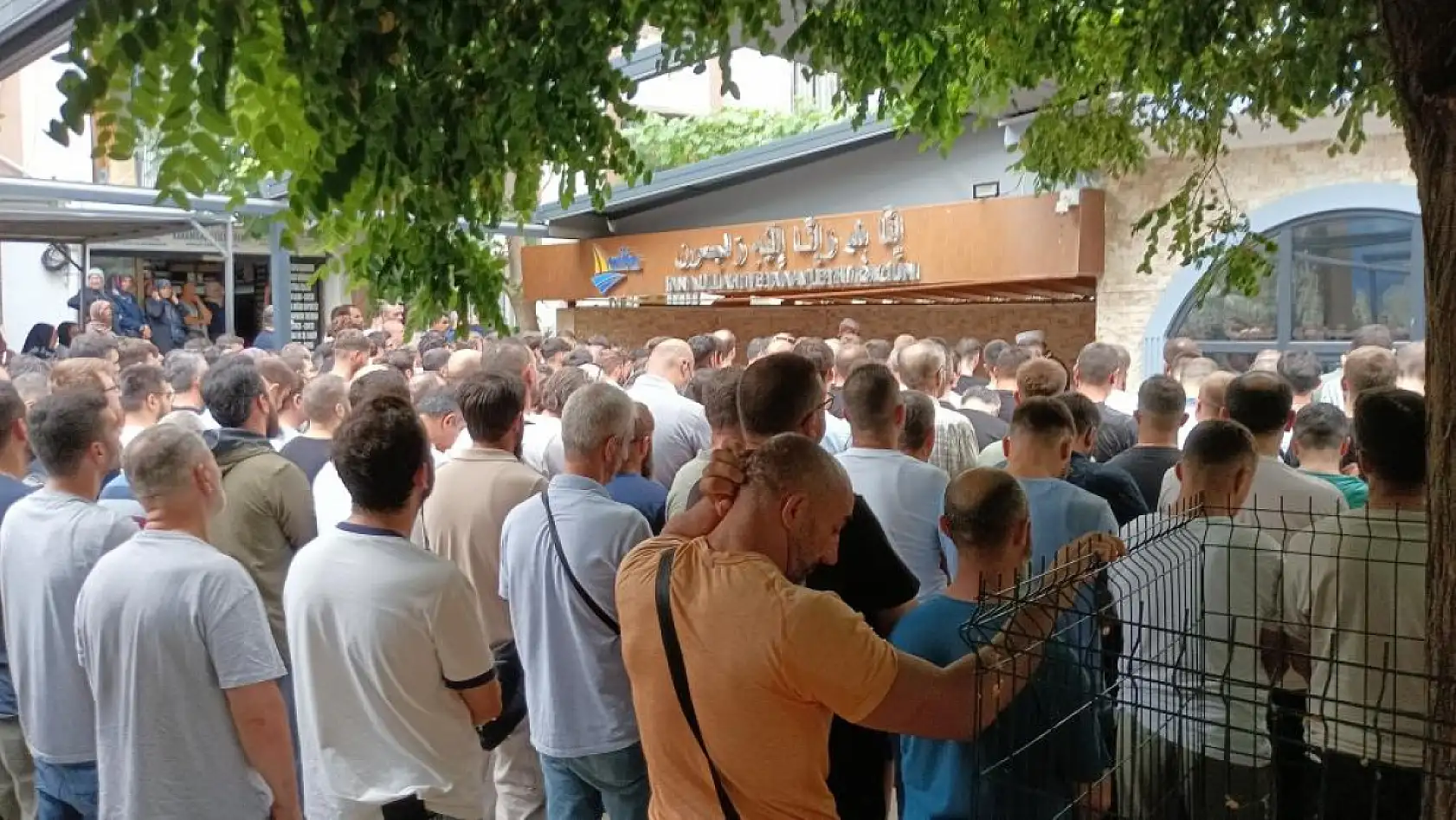 Kızını döven babayı uyardı diye, eşinin gözleri önünde bıçaklanarak öldürüldü