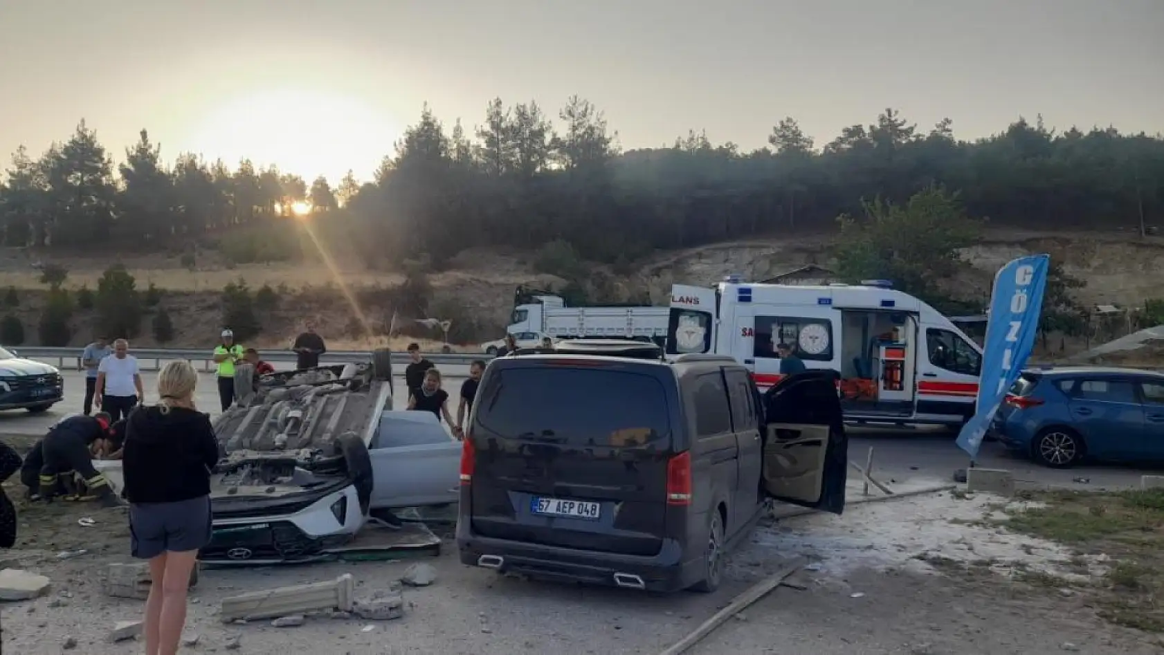 Burdur-Isparta Yolunda Midibüs ile Otomobil Çarpıştı: 6 Yaralı